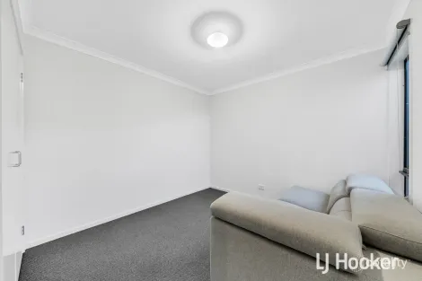 Property photo of 22 Carisbrooke Way Clyde North VIC 3978