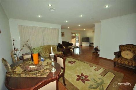 Property photo of 33 Volantis Crescent Roxburgh Park VIC 3064