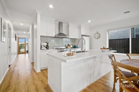 Property photo of 48 Cinnamon Drive Lake Gardens VIC 3355