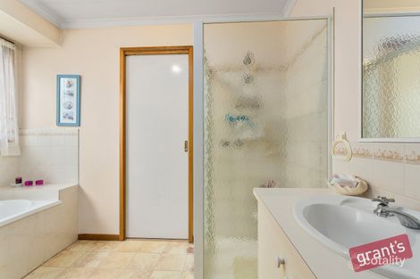 Property photo of 71 Wakenshaw Crescent Pakenham VIC 3810