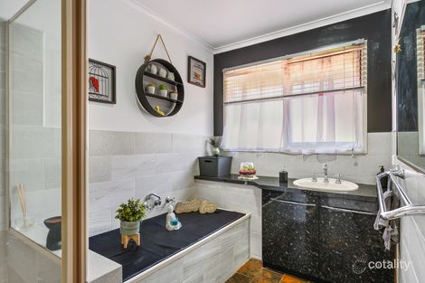 Property photo of 4 Poole Court Endeavour Hills VIC 3802