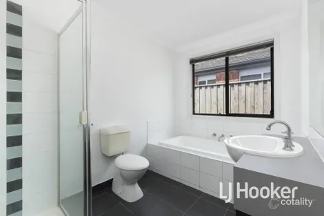 Property photo of 36 Devine Drive Pakenham VIC 3810