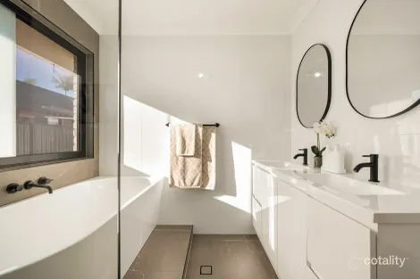 Property photo of 40 Dialba Crescent Tingalpa QLD 4173