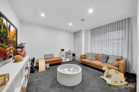 Property photo of 21 Caro Way Fraser Rise VIC 3336