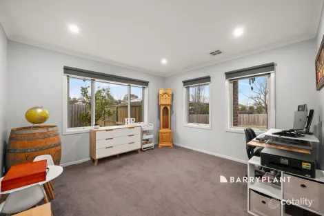 Property photo of 23 Royanne Close Bunyip VIC 3815
