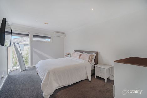 Property photo of 5 Viewbank Circuit Roxburgh Park VIC 3064