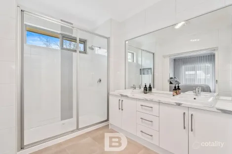 Property photo of 13 Pontvale Close Gisborne VIC 3437