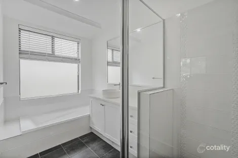 Property photo of 32 Splash Terrace Lake Coogee WA 6166