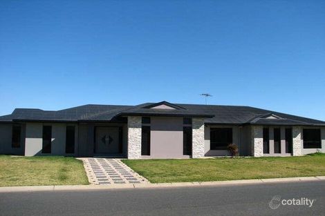 8 Downs Ct, Emerald, QLD 4720