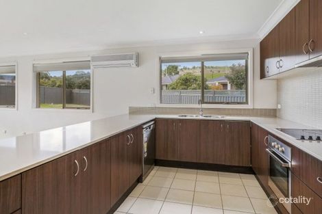 Property photo of 2 Chestnut Chase Pakenham VIC 3810