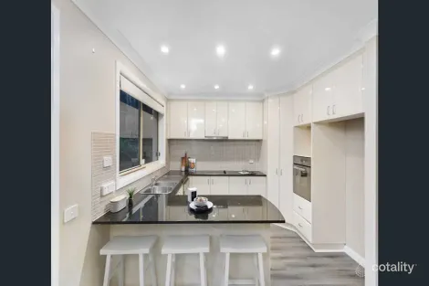 Property photo of 32 Eucalyptus Court Picnic Point NSW 2213