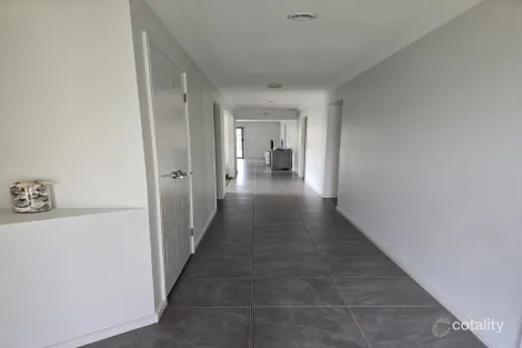 Property photo of 8 Brendan Thorne Place Marsden QLD 4132