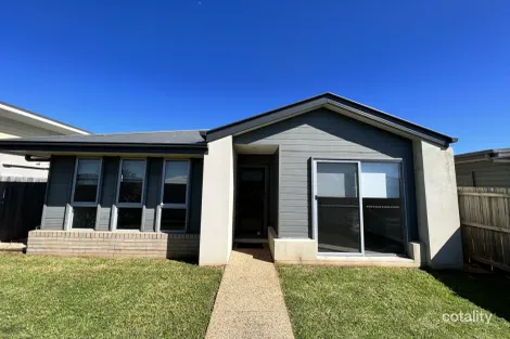 9 Farrer St, Cranley, QLD 4350