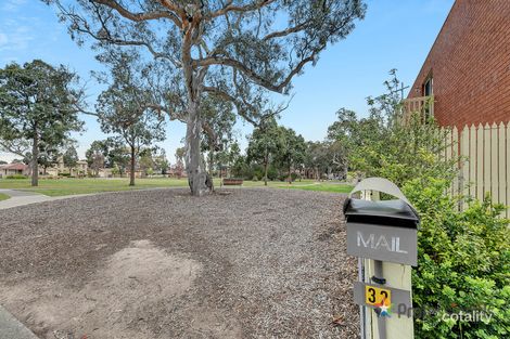 Property photo of 32 Almands Avenue Roxburgh Park VIC 3064