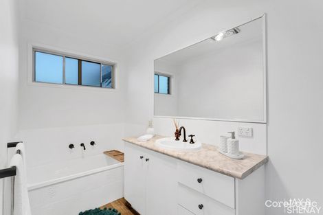 Property photo of 27 Lawson Way Endeavour Hills VIC 3802