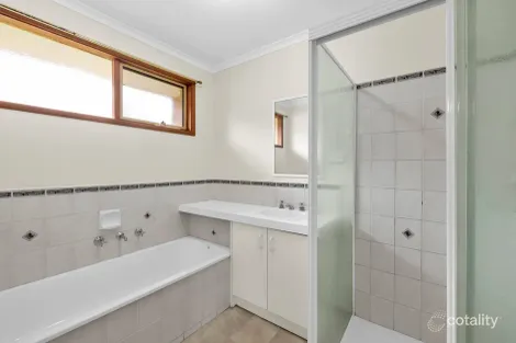 Property photo of 2 Gullquist Way Pakenham VIC 3810