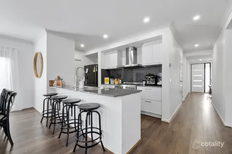 Property photo of 34 Graphite Crescent Wollert VIC 3750