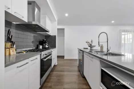 Property photo of 34 Graphite Crescent Wollert VIC 3750