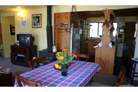 Property photo of 61 Warrina Avenue Summerland Point NSW 2259