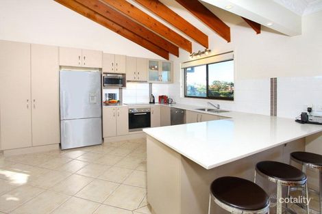 Property photo of 39 Selkirk Avenue Benowa QLD 4217