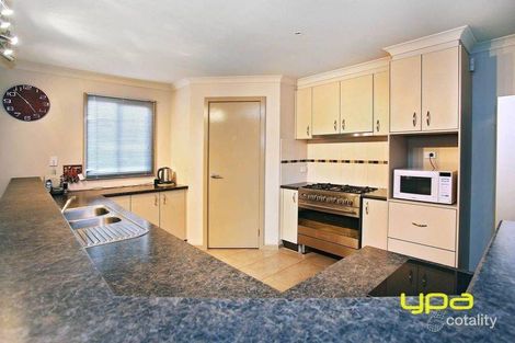 Property photo of 24 Indigo Square Brookfield VIC 3338