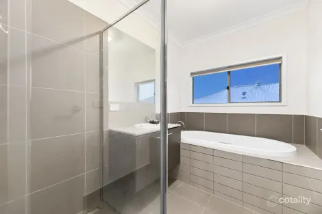 Property photo of 19 Elmtree Crescent Clyde North VIC 3978