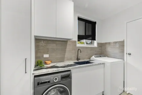 Property photo of 18 Overlanders Way Hillvue NSW 2340