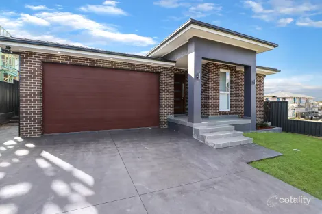28 FIELDHOUSE CCT, CAMPBELLTOWN, NSW 2560