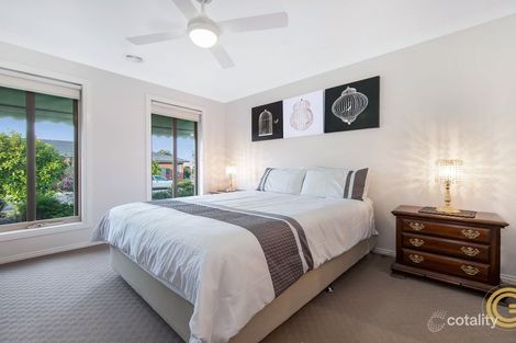 Property photo of 10 Rosyth Way Cranbourne East VIC 3977