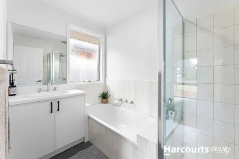 Property photo of 44 Smethurst Avenue Pakenham VIC 3810