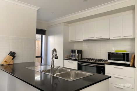 Property photo of 2 Abacus Lane Cranbourne South VIC 3977