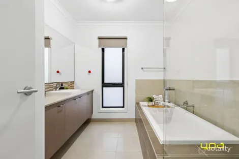 Property photo of 12 Mayflower Drive Cranbourne West VIC 3977