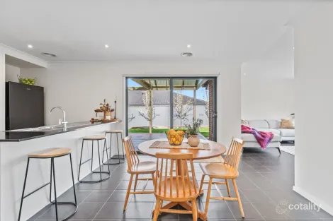 Property photo of 27 Bella Vista Place Romsey VIC 3434