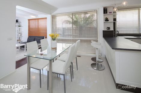 Property photo of 8 Lawson Way Endeavour Hills VIC 3802