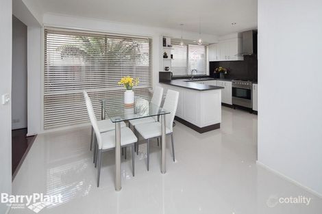 Property photo of 8 Lawson Way Endeavour Hills VIC 3802