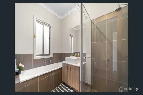 Property photo of 16 Baddaginnie Walk Tarneit VIC 3029