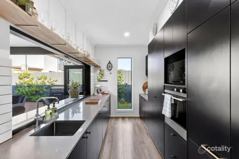Property photo of 33 Whiteley Street Mount Duneed VIC 3217