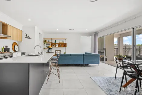 Property photo of 4 Pinnacle Place Burnside QLD 4560