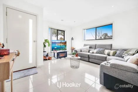 Property photo of 1/180 Henry Road Pakenham VIC 3810