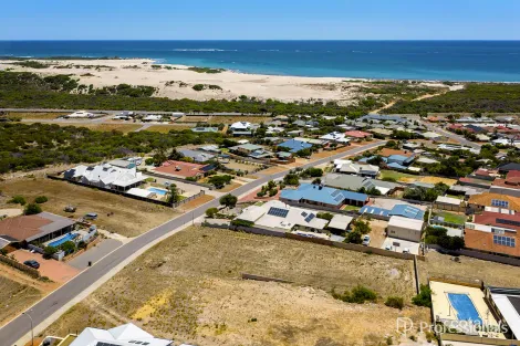 Property photo of 17 Eakins Crescent Wandina WA 6530