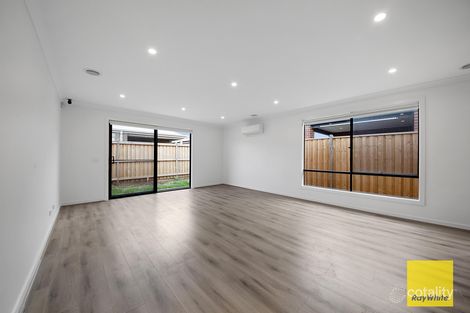 Property photo of 8 Louisville Drive Thornhill Park VIC 3335