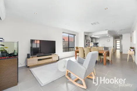 Property photo of 17 Bronzewing Street Pakenham VIC 3810