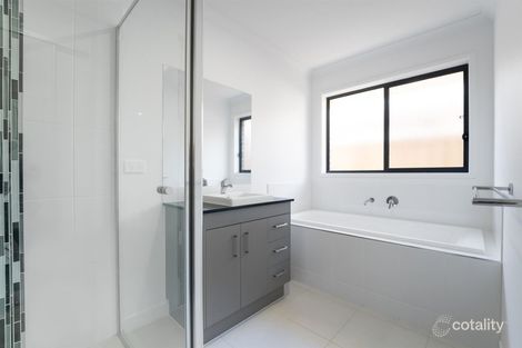 Property photo of 28 Callistemon Circuit Lara VIC 3212