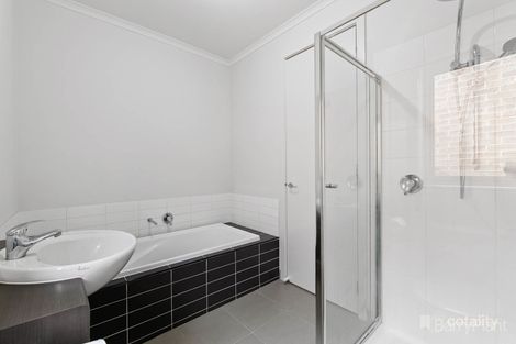 Property photo of 46 Edgeware Close Pakenham VIC 3810
