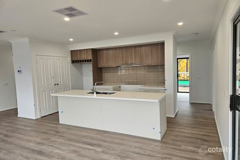 6 TYRIAN DR, CLYDE, VIC 3978