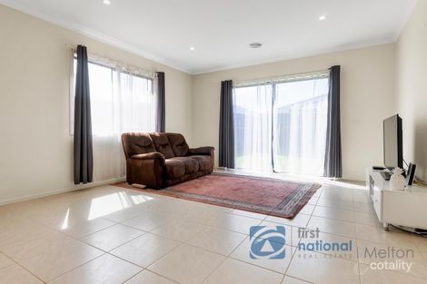 Property photo of 16 Duloe Rise Cobblebank VIC 3338