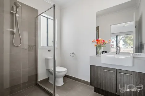 Property photo of 21 Modena Road Fraser Rise VIC 3336