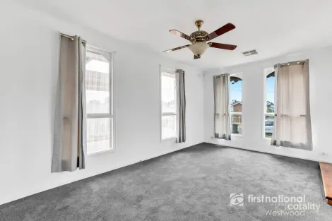 Property photo of 10 Mount Eagle Way Wyndham Vale VIC 3024