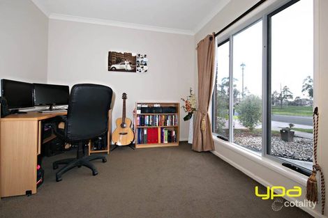 Property photo of 41 Oakview Parade Caroline Springs VIC 3023