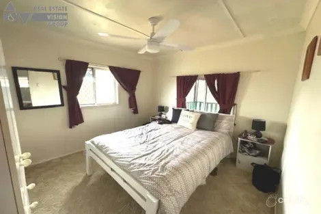 Property photo of 1 Golden Willow Drive Willows QLD 4702